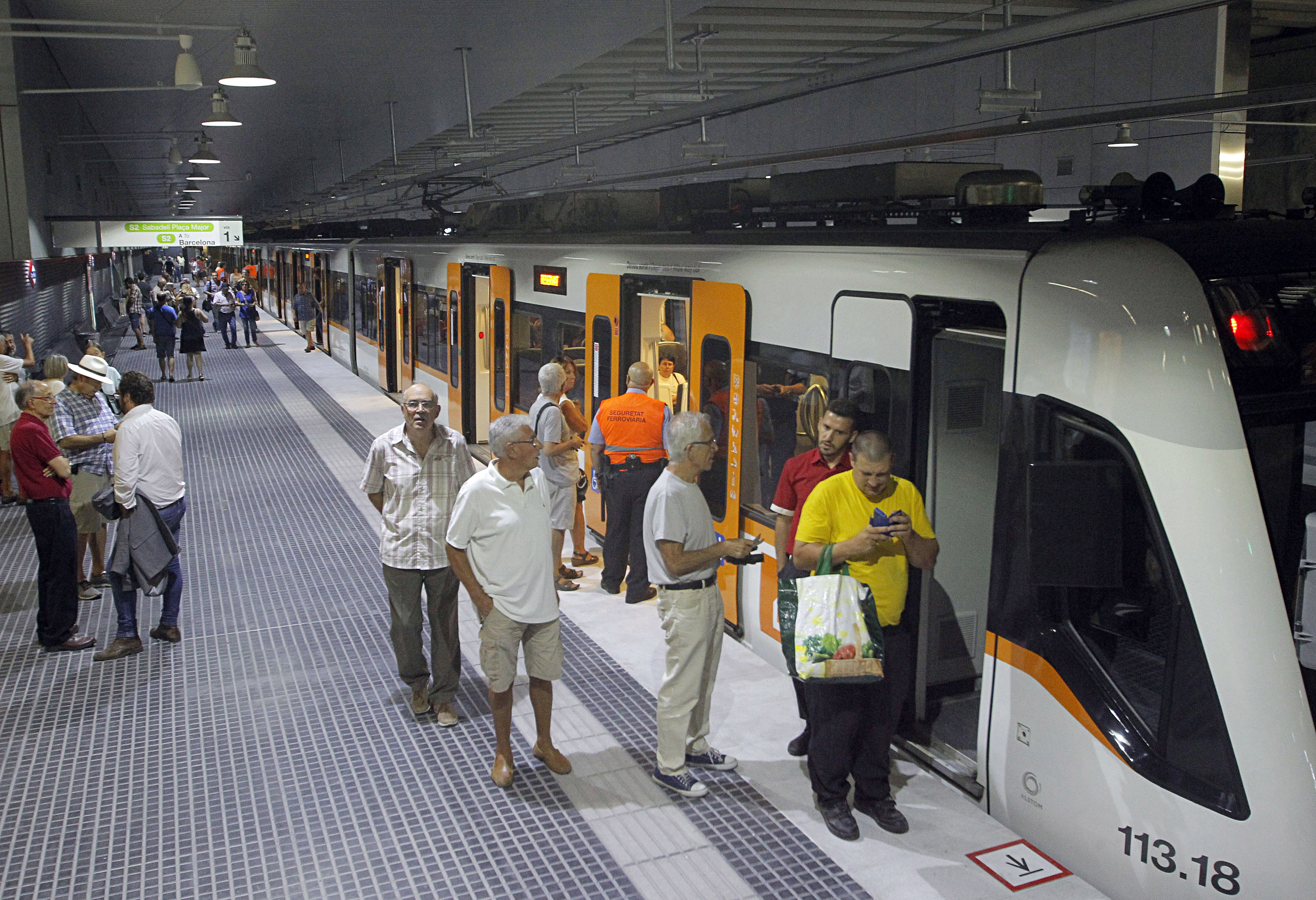 Un tren d'FGC a Can Feu - Gràcia. Foto: Lluís Franco.