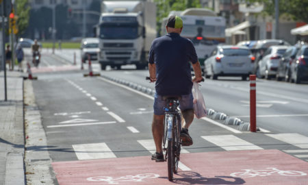Un home passeja en bicicleta per l'avinguda de la Concòrdia / ÓSCAR ESPINOSA