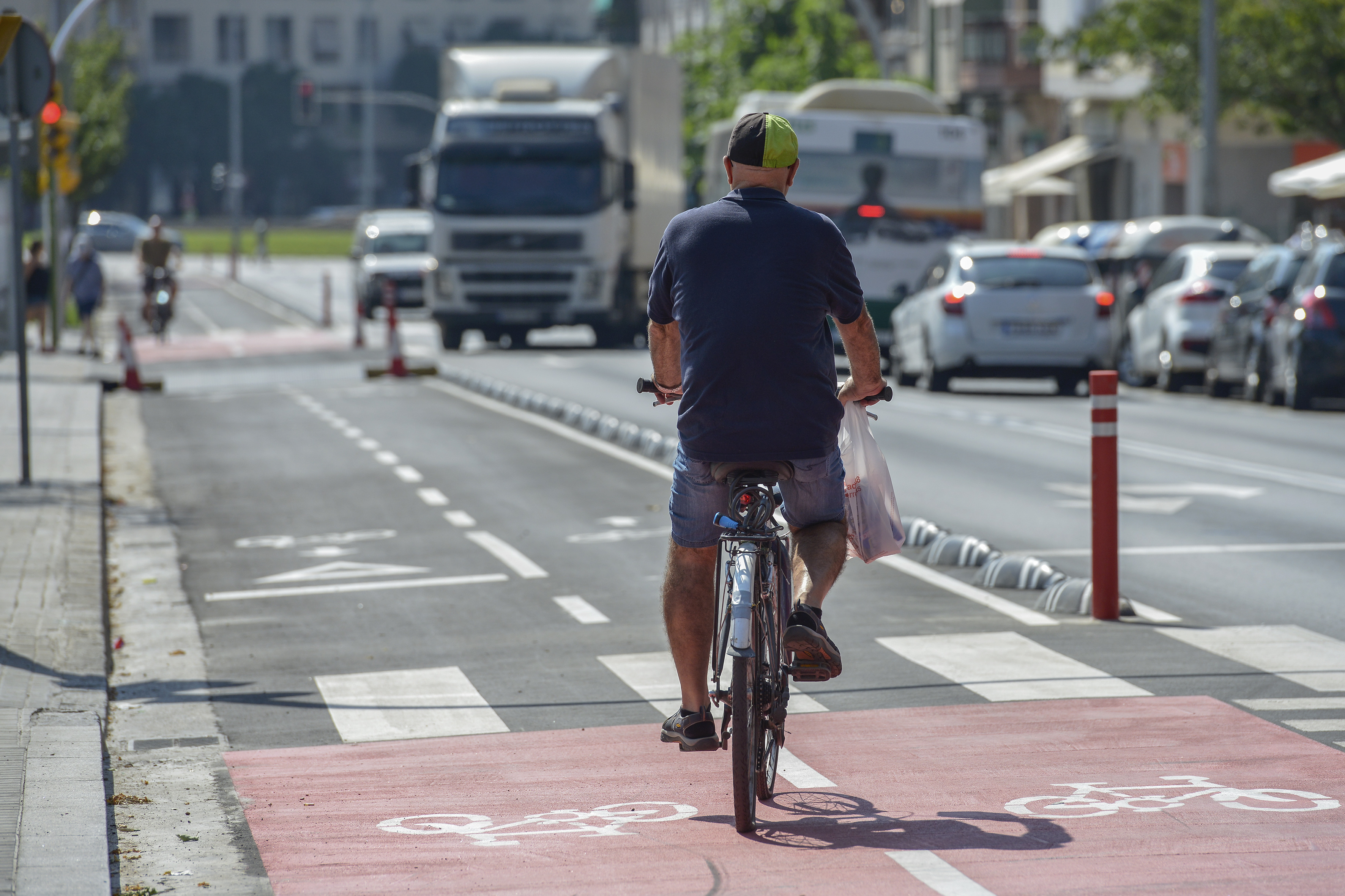 Un home passeja en bicicleta per l'avinguda de la Concòrdia / ÓSCAR ESPINOSA