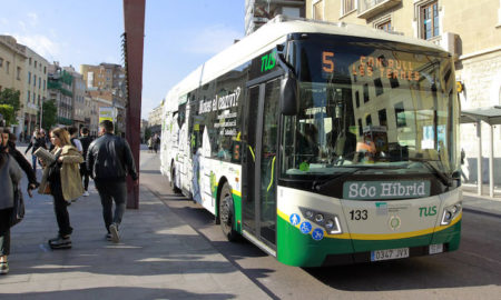 Un autobús híbrid de la TUS / LLUÍS FRANCO