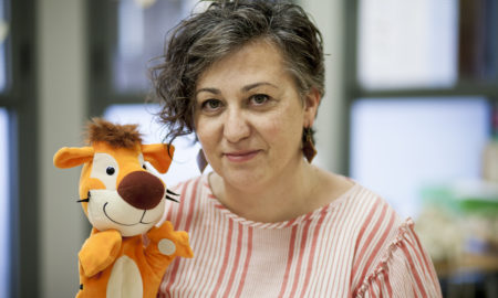 Lola Pérez sosté el peluix 'Tommy the Tiger' a l’aula d’anglès de l’escola La Trama / VICTÒRIA ROVIRA