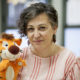 Lola Pérez sosté el peluix 'Tommy the Tiger' a l’aula d’anglès de l’escola La Trama / VICTÒRIA ROVIRA