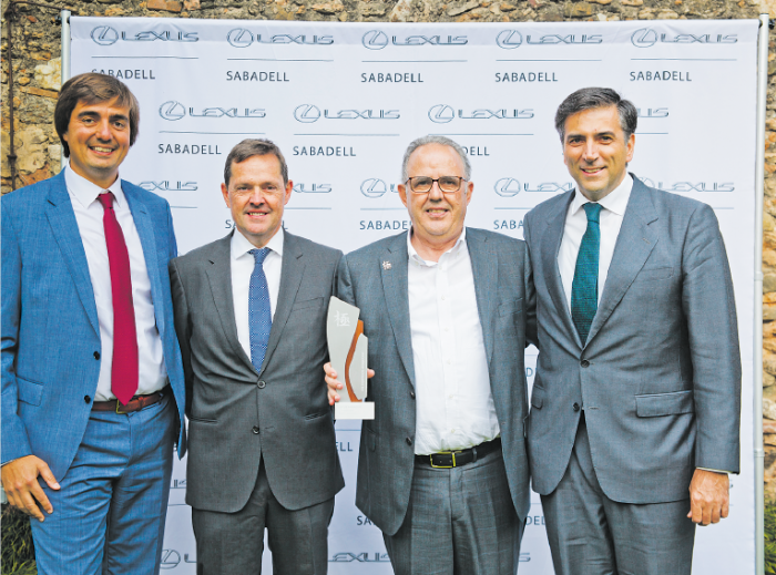 Josep Maria Sala, gerent de Lexus Sabadell, amb el guardó Kiwami 2018