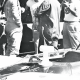 Carlos Kotnik conversa amb el pilot Brian Redman durant els entrenaments dels 1.000 quilòmetres de Buenos Aires l’any 1970