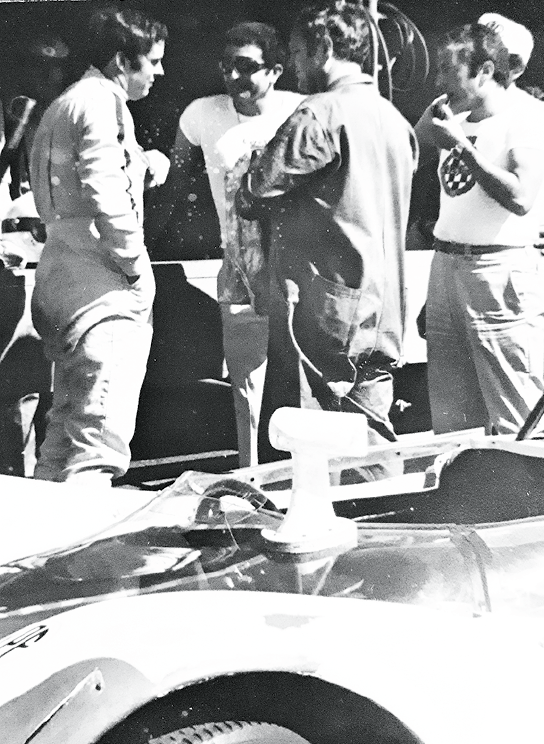 Carlos Kotnik conversa amb el pilot Brian Redman durant els entrenaments dels 1.000 quilòmetres de Buenos Aires l’any 1970