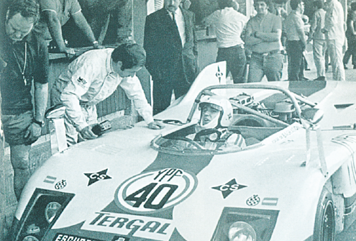 Pit-lane treballant en el Porsche 908/3 de Joan Fernández i Jorge de Bragation, assegut al volant