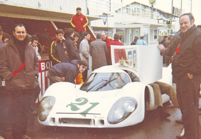 Carlos Kotnik al circuit de Le Mans, al costat d’un dels primers Porsches 917