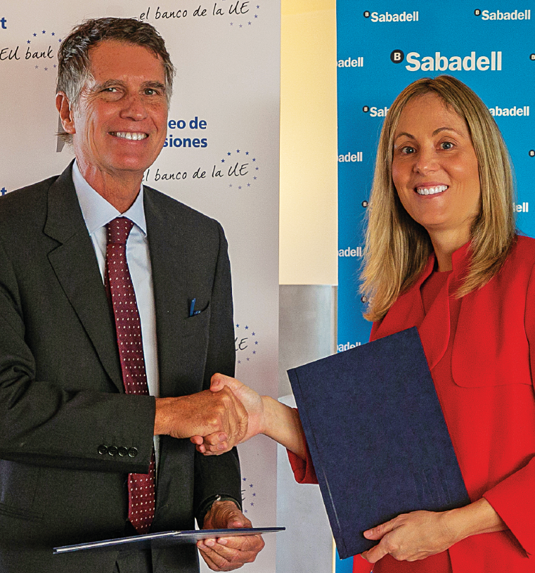 Jaume Guardiola, conseller delegat de Banc Sabadell, i Ennma Navarro, vicepresidenta del BEI