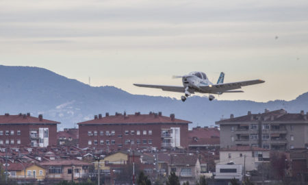 Una aeronau aterra a l'Aeroport de Sabadell (arxiu) / LLUÍS FRANCO