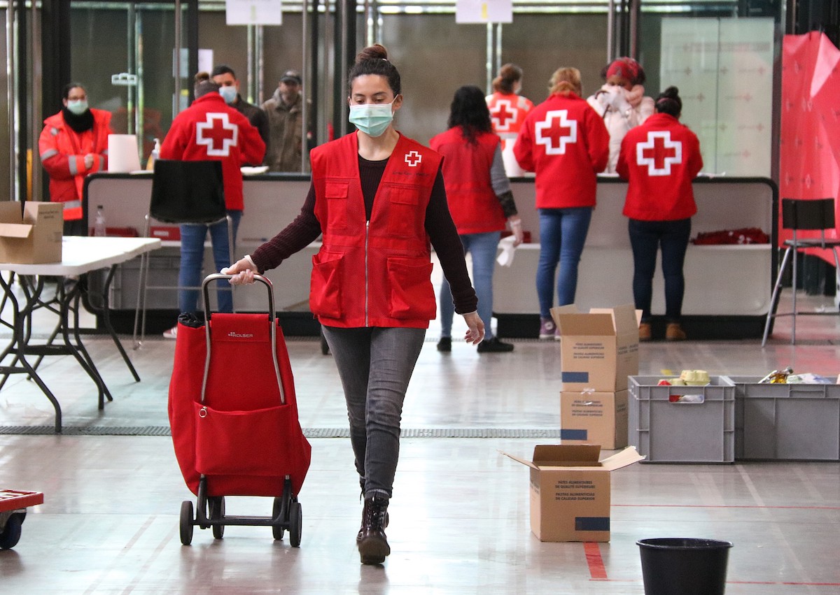 Pla general d'una voluntaria de Creu Roja amb un carro de la compra d'un usuari del Rebost Solidari a Fira Sabadell / ACNPla general d'una voluntaria de Creu Roja amb un carro de la compra d'un usuari del Rebost Solidari a Fira Sabadell / ACN