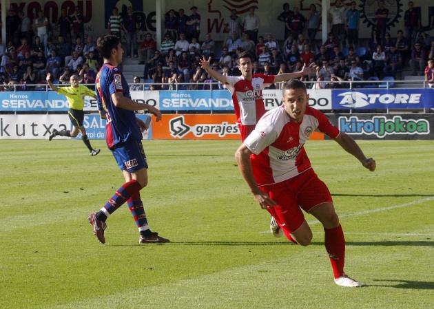 Marc Fernández celebra el gol a Ipurúa