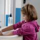 Una nena en un casal d’estiu rentant-se les mans / Albert Lijarcio (ACN)