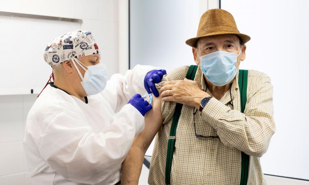 Una infermera vacuna un home d'edat avançada a un CAP de Sabadell / VICTÒRIA ROVIRA