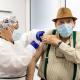 Una infermera vacuna un home d'edat avançada a un CAP de Sabadell / VICTÒRIA ROVIRA