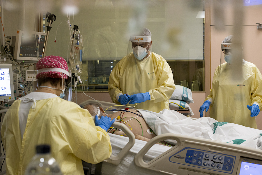 A l'UCI del Taulí de Sabadell. Professionals sanitaris atenen un pacient amb Covid-19 ingressat a la UCI de l'hospital sabadellenc durant la segona onada de la pandèmia/ VICTÒRIA ROVIRA