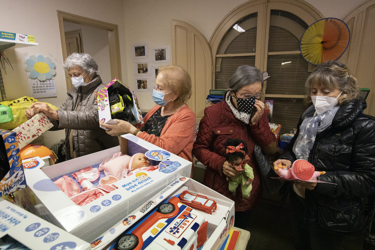Voluntàries de la Puríssima de Sabadell preparant lots de joguines pels infants més vulnerables : Victòria Rovira