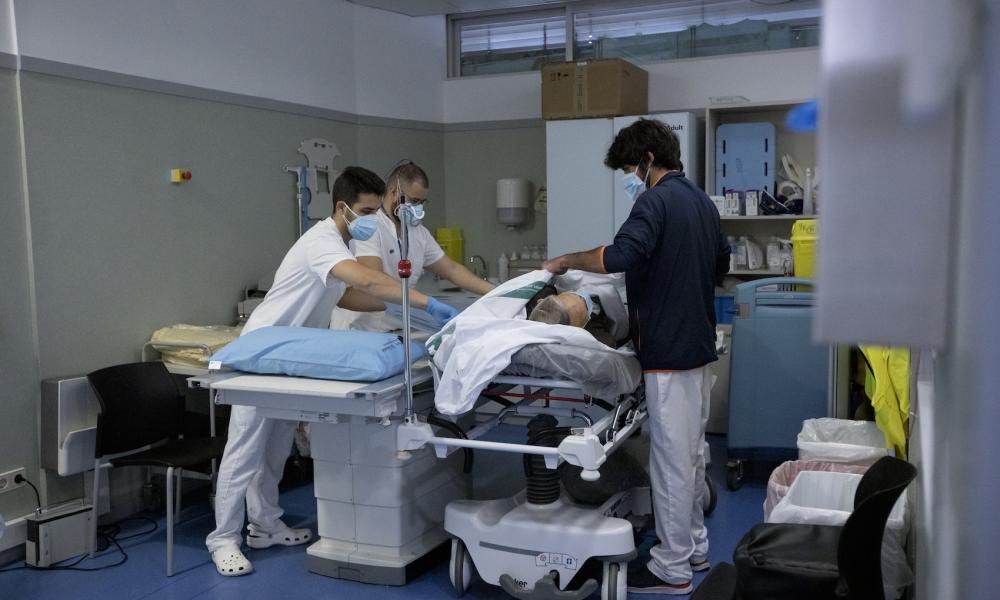 Professionals del Taulí preparant un pacient per una prova diagnòstica a Urgències / VICTÒRIA ROVIRA