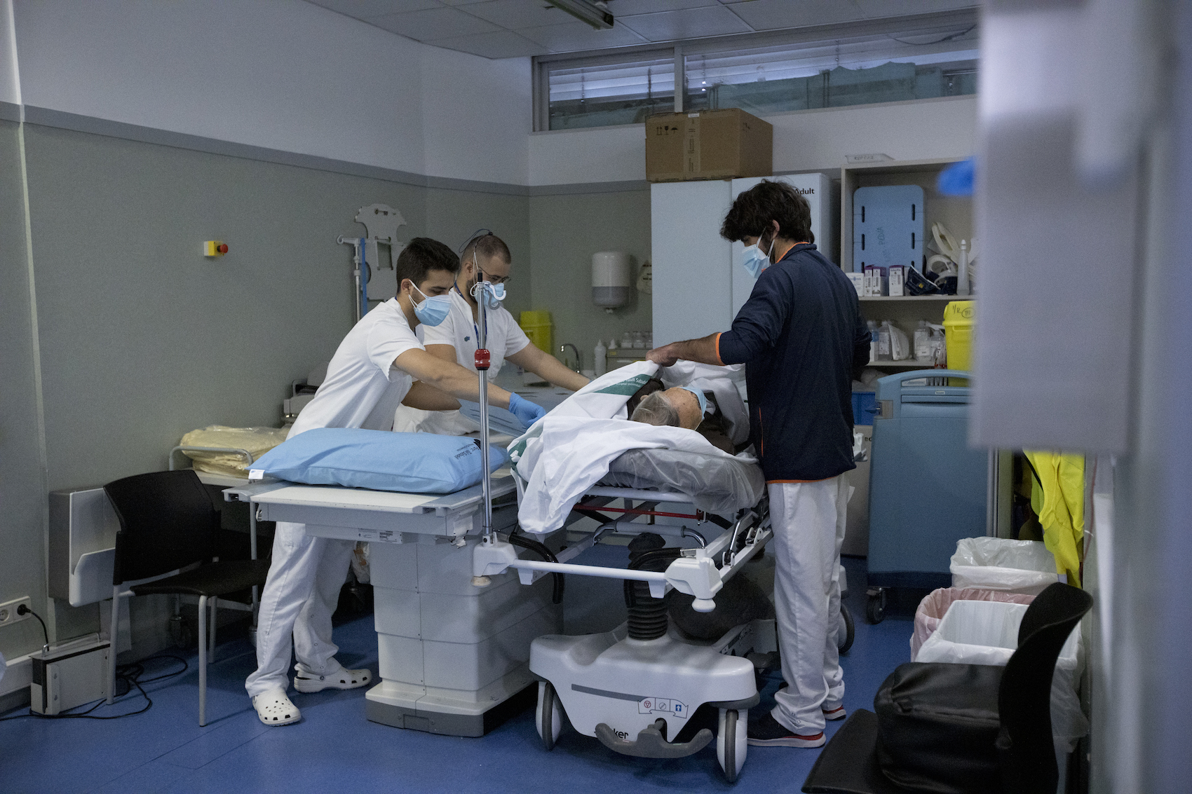 Professionals del Taulí preparant un pacient per una prova diagnòstica a Urgències / VICTÒRIA ROVIRA