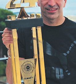 El sabadellenc Marc Gené, amb el trofeu de campió de les 24 Hores de Le Mans