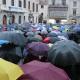 Fins a 600 persones es van reunir, tot i la pluja intensa, a la plaça Sant Roc en suport als membres dels Comitès de Defensa de la República detinguts dimarts