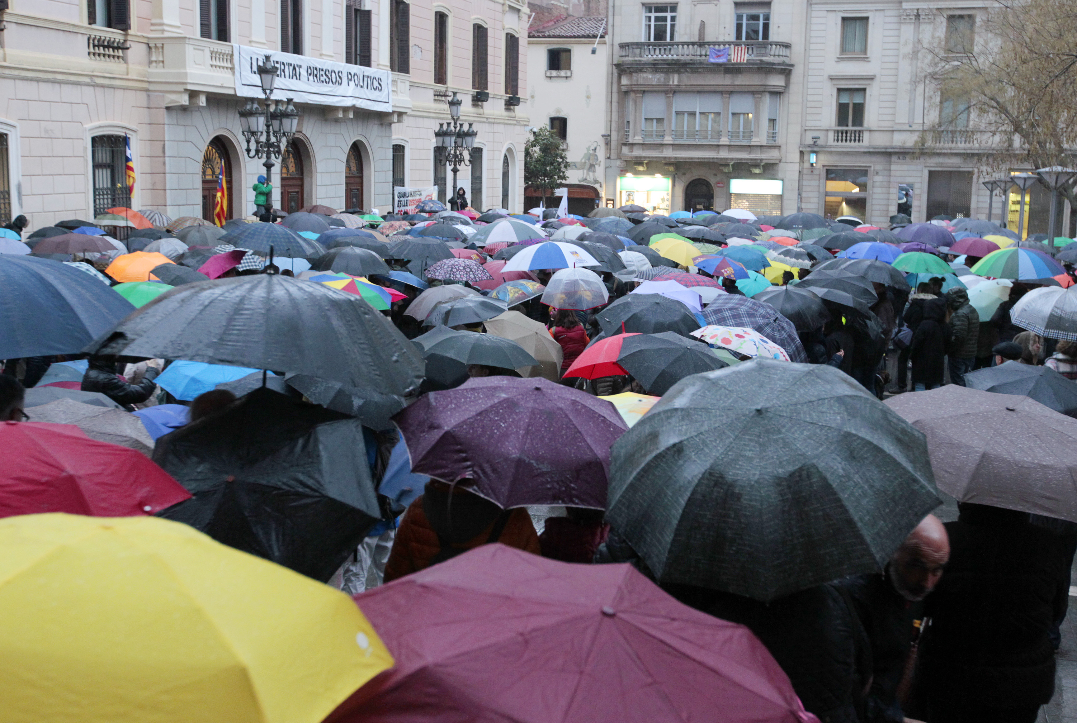 Fins a 600 persones es van reunir, tot i la pluja intensa, a la plaça Sant Roc en suport als membres dels Comitès de Defensa de la República detinguts dimarts