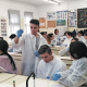Alumnes del Federica Montseny de Ciutat Badia treballant en el laboratori