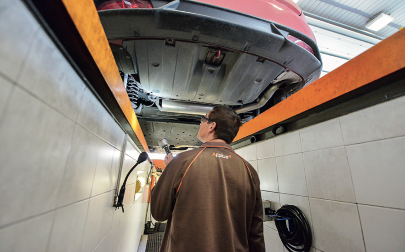 Un inspector revisa un cotxe a l’estació d’Applus de Can Roqueta
