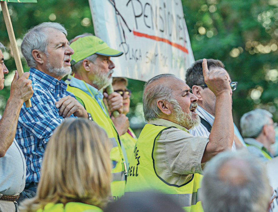 Manifestació de jubilats per unes pensions dignes a la Plaça Sant Roc