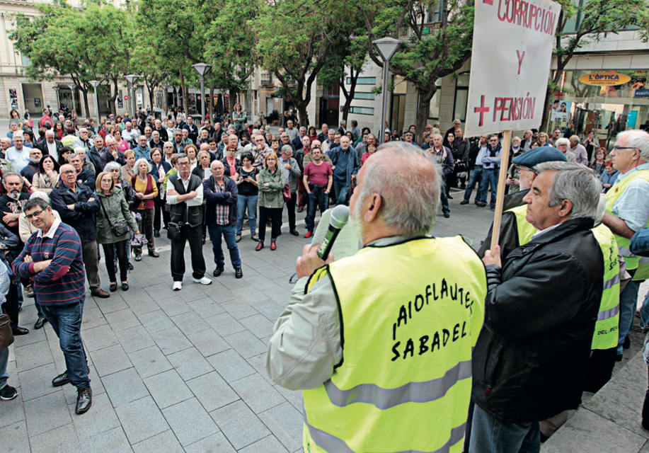 Membres de la Taula Social davant del públic durant la concentració de dilluns