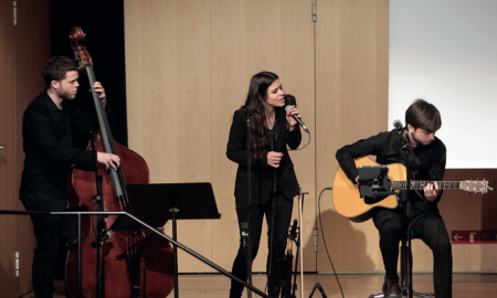 El trio musical d’Il·lús Teatre (Jan, Marina i Oriol) va amenitzar l’acte