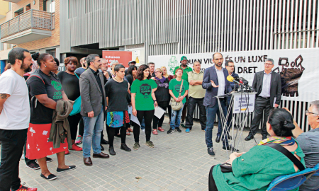 Roda de premsa davant l’edifici de Gràcia ocupat per anunciar els contractes