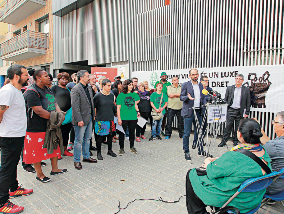 Roda de premsa davant l’edifici de Gràcia ocupat per anunciar els contractes