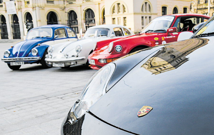 Quatre vehicles que reflecteixen l’inici i l’evolució de Porsche: l’Escarabat de Volkswagen, el 356, el 911 i el Boxster al Racó del Campanar