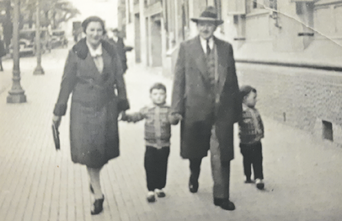 Imatge del 1929 amb la família Kotnik al complet, passejant per la Rambla