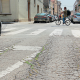 Uns dels carrers amb el paviment en mal estat al barri de Gràcia