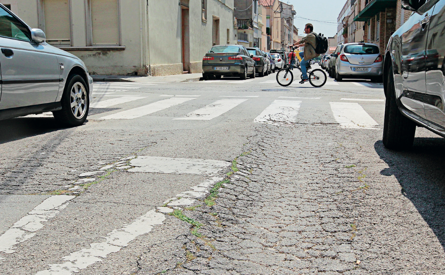 Uns dels carrers amb el paviment en mal estat al barri de Gràcia