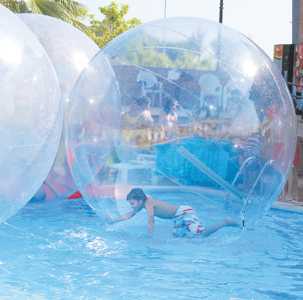 Un nen dins d’una bombolla a la piscina, en una activitat a Sabadell