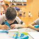 Dos nens fent una activitat extraescolar cognitiva