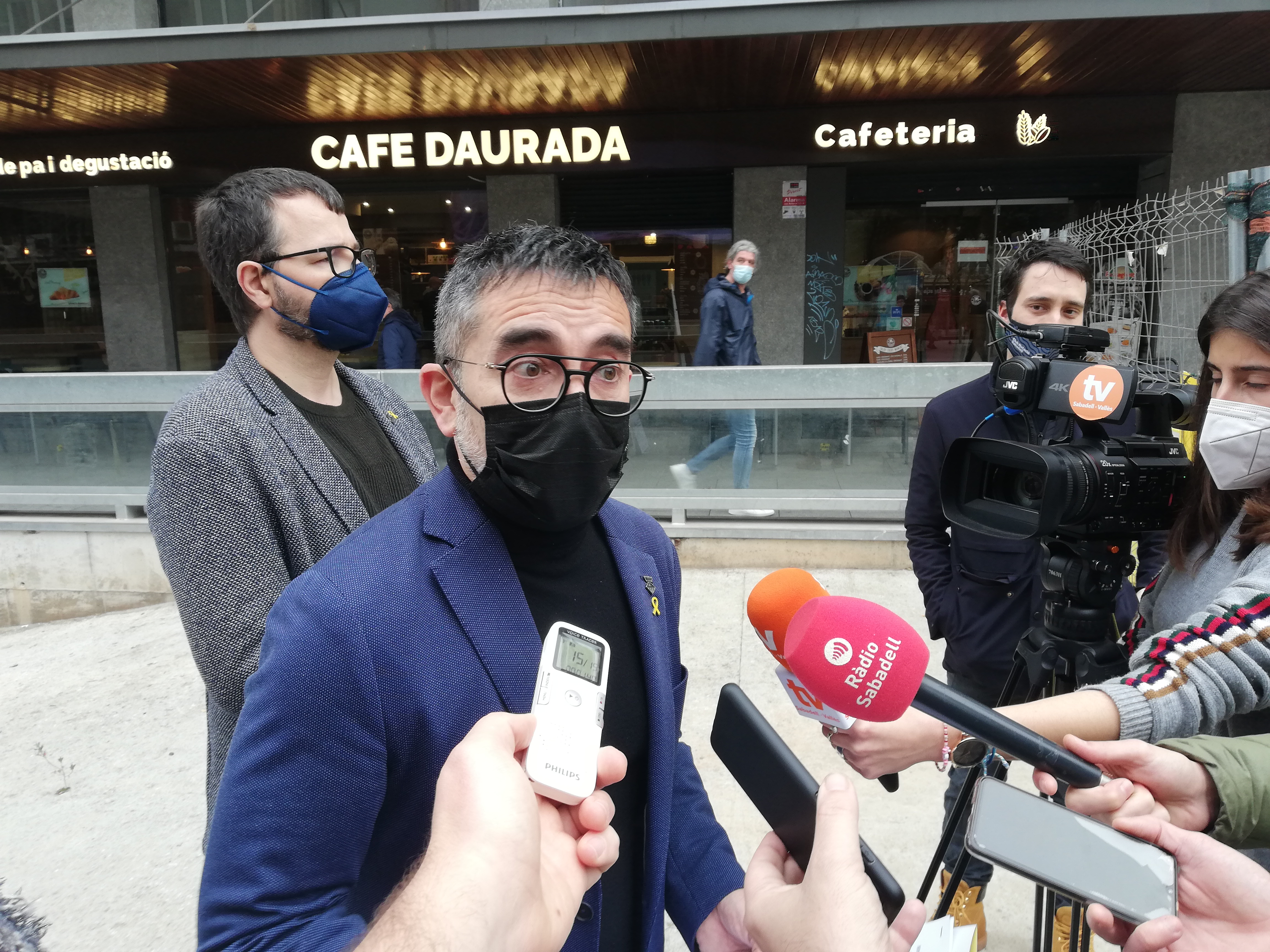 El portaveu del grup d'ERC a l'Ajuntament, Gabriel Fernàndez, atenent els mitjans | Toni Alfaro