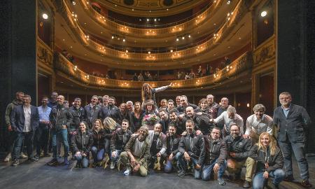 Foto de família entre els convidats més il·lustres i els treballadors d’Stern Motor al Teatre Principal en l’acte de clausura dels Stern de Nit 2019
