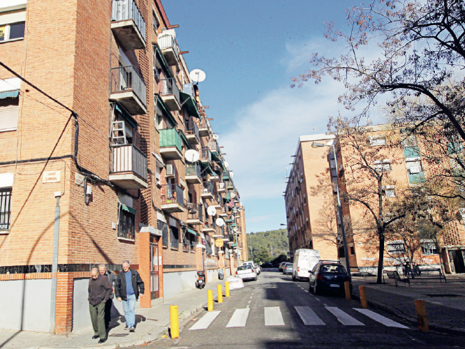 Veïns de Can Puiggener passegen per un dels carrers del barri