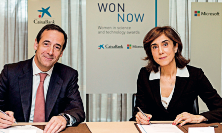 Gonzalo Gortázar, conseller delegat de CaixaBank, i Pilar López, presidenta de Microsoft