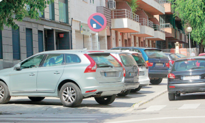 Cotxes aparcats en el tram que es reformarà, al carrer de Duran i Sors