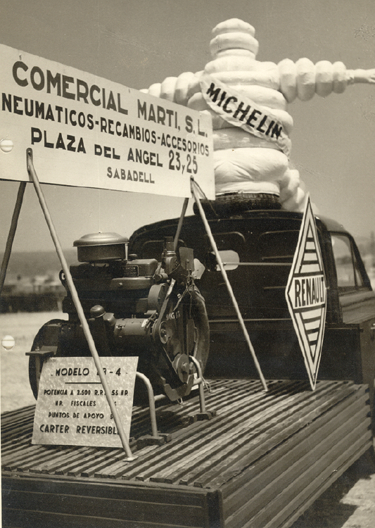 Un vehicle anunciant el taller mecànic de Comercial Martí a la plaça de l’Àngel (1954)