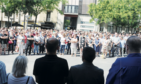La concentración de solidaridad con las víctimas del atentado reunió el viernes a muchos sabadellenses en la plaza de Sant Roc