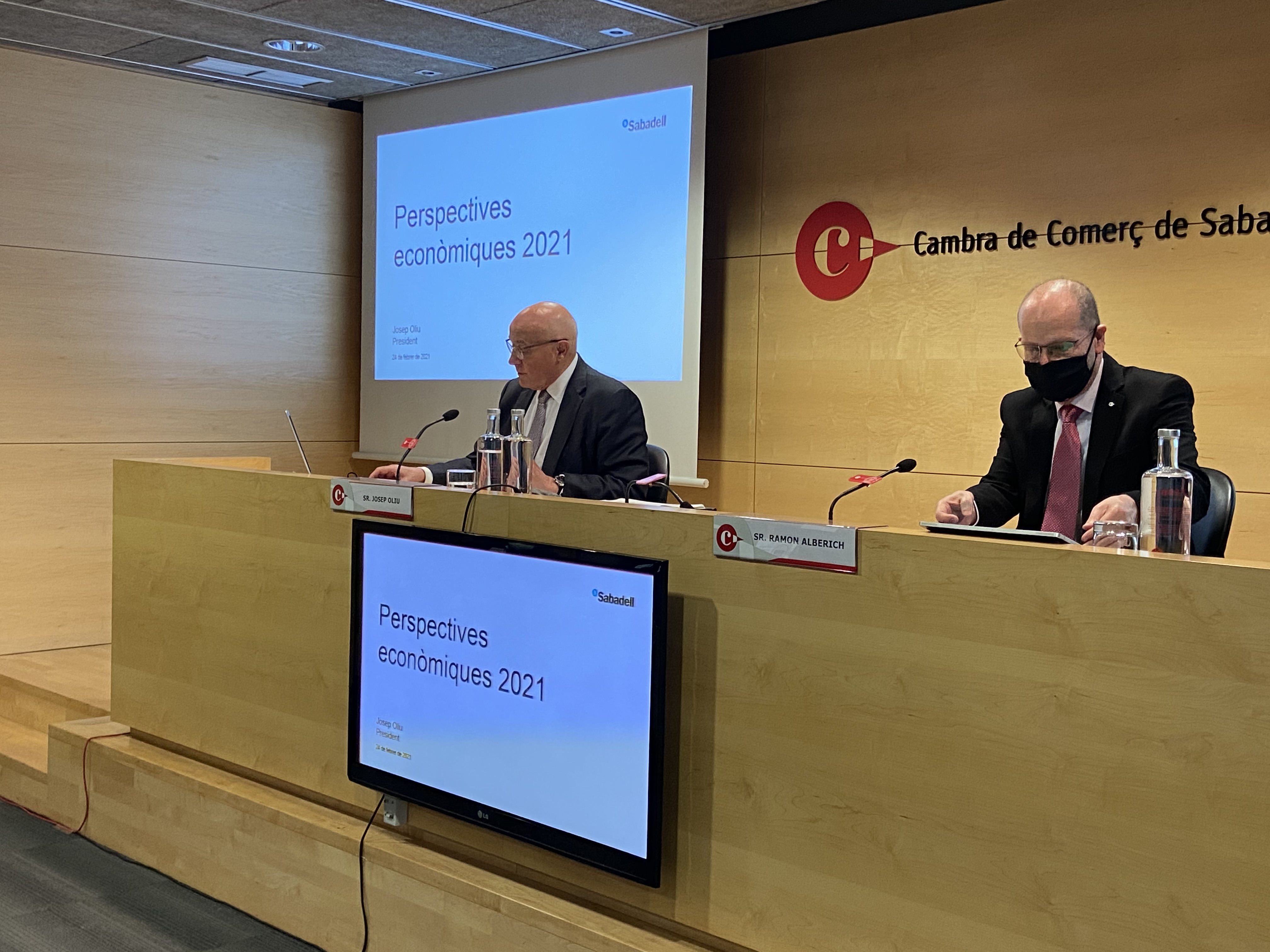 El president del Banc Sabadell, Josep Oliu, amb el president de la Cambra de Sabadell, Ramon Alberich, el 24 de febrer | ACN
