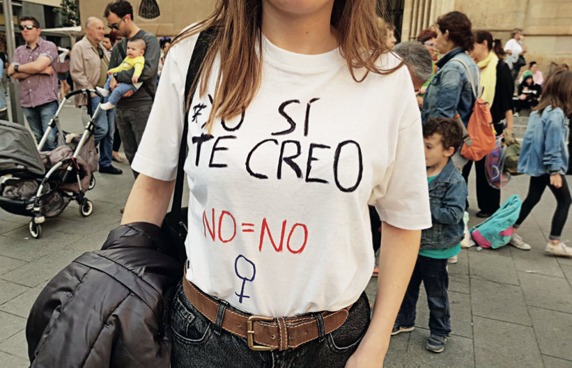 Una de les manifestants amb una samarreta reivindicativa