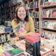 Cecilia Picún del Librerio de la Plata envoltada de tots els títols literaris i novetats per aquesta diada