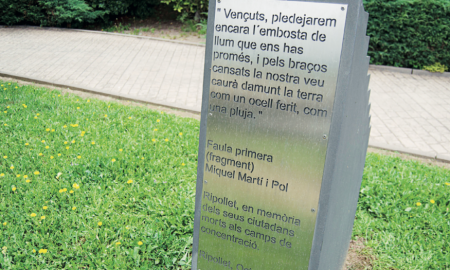 El monument que hi ha als jardins de l’ajuntament en record dels deportats