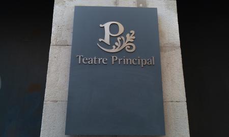 Placa del Teatre Principl, en una fotografia d'arxiu